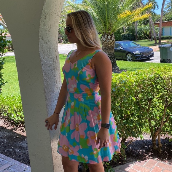 NWOT-Lilly Pulitzer Dress.-NWOT-size-2 worn 1 time. Fabulous fabric - Picture 2 of 15